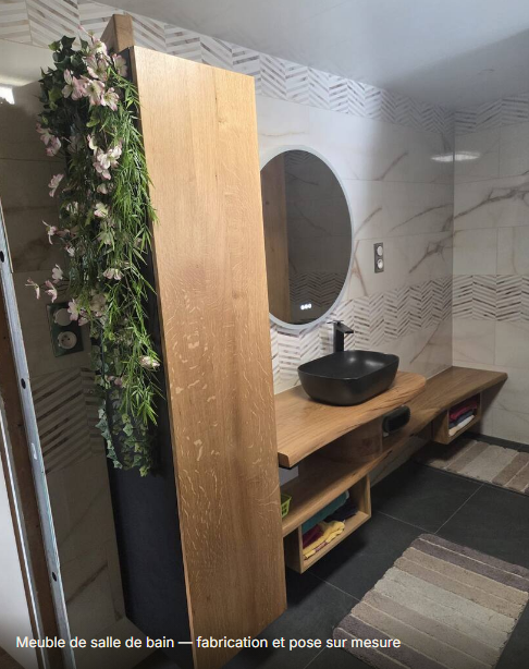 Meuble de salle de bain en bois massif fabriqué sur mesure, avec vasque noire